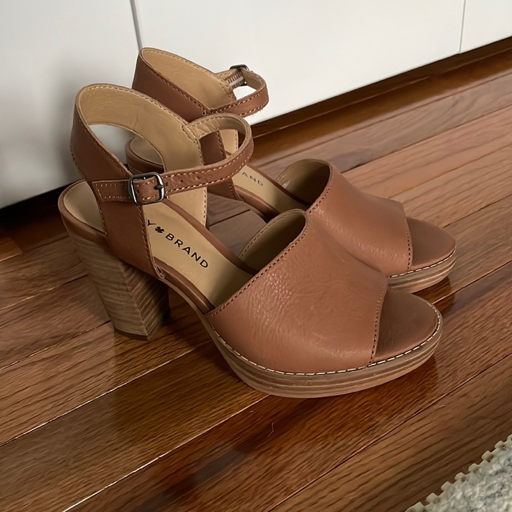 NWOT Lucky Brand brown sandals, size 5.5